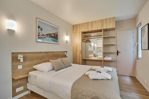 une chambre avec un grand lit avec deux oreillers dessus dans l'établissement Residence Le Marais by Studio prestige, à Paris