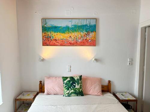 - une chambre avec un lit et un tableau au-dessus dans l'établissement LaLaLand, à Mykonos