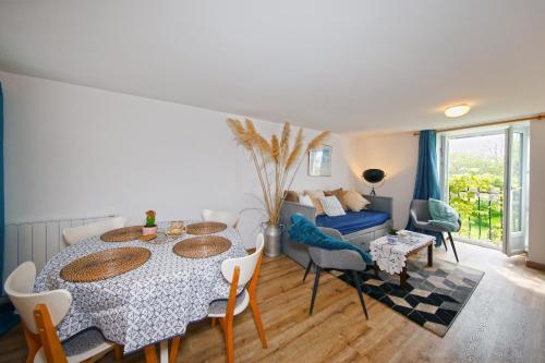 un salon avec une table et un canapé dans l'établissement Naturally-Calm - Vue Montagne jaccuzzi sauna, à Montbray