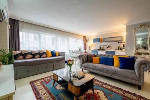 uma sala de estar com dois sofás e uma mesa em VG taksim em Istambul