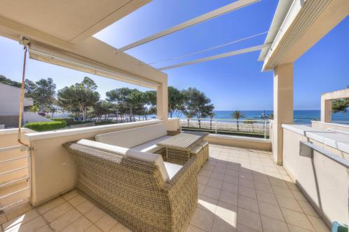 a balcony with two chairs and a view of the ocean at Altafulla Pins in Altafulla