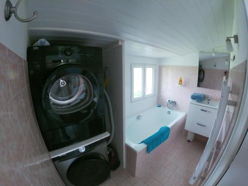 La salle de bains est pourvue d'un lave-linge et d'une baignoire. dans l'établissement maisonnette pêcheur Bertheaume, à Plougonvelin