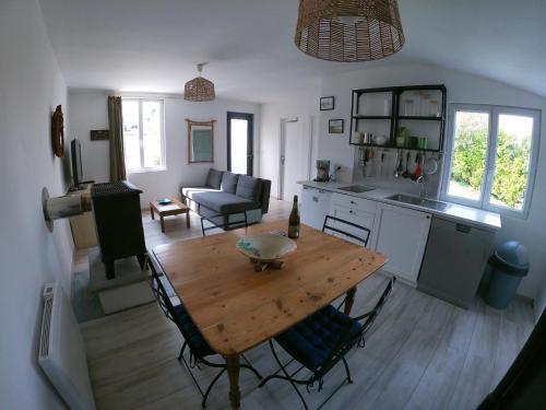 Il dispose d'une cuisine et d'un salon avec une table et des chaises en bois. dans l'établissement maisonnette pêcheur Bertheaume, à Plougonvelin