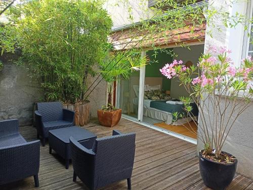 Taman di luar Les Suites Angevines