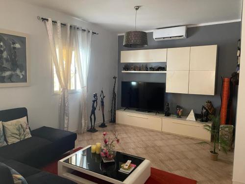 Телевизор и/или развлекательный центр в Villa Ngorè Saly