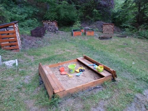 Ein Garten an der Unterkunft Chata U skřítka