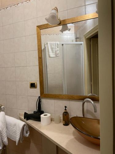 uma casa de banho com um lavatório e um espelho em Ai Savoia B&B - Guest House em Turim