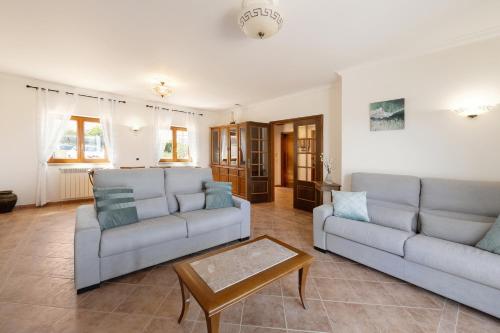 a living room with two couches and a coffee table at Serenidade do Mar in Atouguia da Baleia