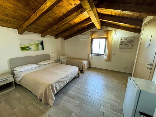 - une chambre avec 2 lits et une fenêtre dans l'établissement Tramonti d'Oro, à Caprioli