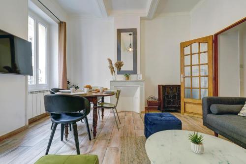 un salon avec une table et un canapé dans l'établissement La Major- Bel appartement dans le centre, à Marseille