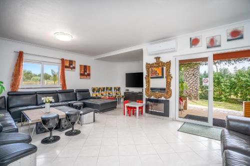 a living room with a couch and a table at Villa Paradis - Quartos in Pêra