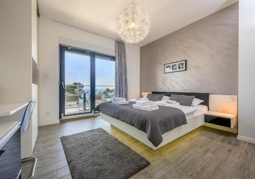 1 dormitorio con cama y ventana grande en Villa Nani, en Podstrana