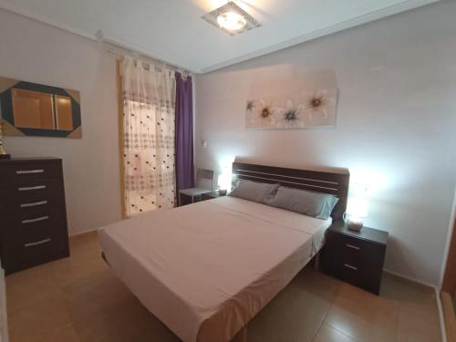 グアルダマル・デル・セグラにあるPlaza Porticadaのベッドルーム(大型ベッド1台、ドレッサー付)