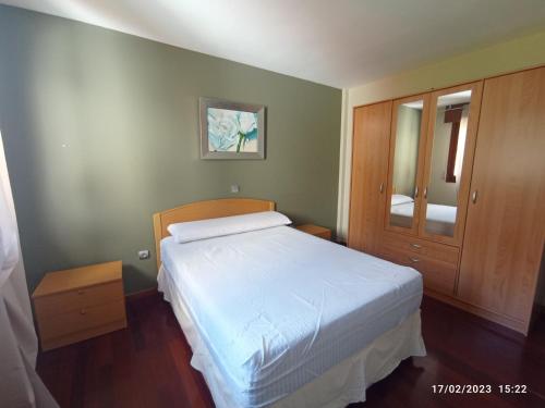 En eller flere senge i et værelse på Piscina comunitaria y parking en Mogro