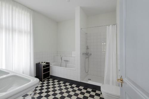 Un baño con bañera, inodoro y ducha. en Boutique-Hotel Auberge Langenthal, en Langenthal