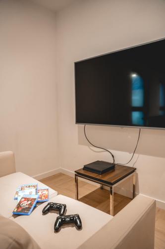 a living room with a tv and a table at Hotel Meridian in Chałupy