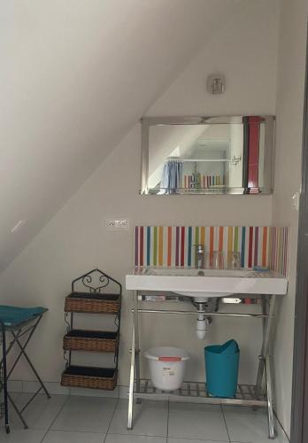 une salle de bain avec un lavabo et un miroir dans l'établissement Echappée belle au cœur du granit rose, à Perros-Guirec