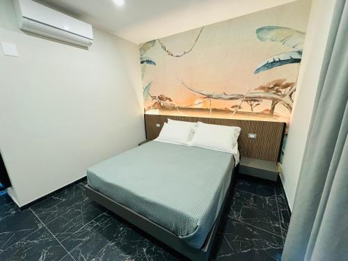 - une chambre avec un lit orné d'une peinture murale dans l'établissement Residenza Arena, à Tropea