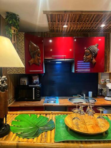 une cuisine avec une table et une assiette de nourriture dans l'établissement Appartement le paradis sauvage, à Boulogne-sur-Mer