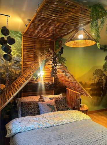 une chambre avec un lit et un tableau au mur dans l'établissement Appartement le paradis sauvage, à Boulogne-sur-Mer