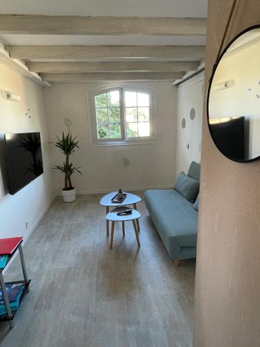 un salon avec un canapé et une table dans l'établissement La Cigalière, à Saint-Raphaël