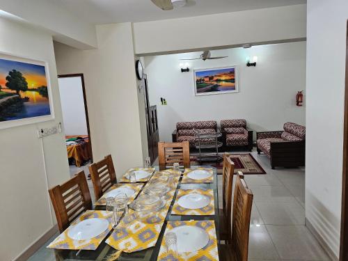 Sweet Rest Dhaka في داكا: غرفة طعام بها طاولة عليها أطباق