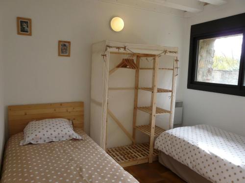 une chambre avec deux lits et un lit superposé dans l'établissement Domaine Sainte Germaine 4pers, à Luc