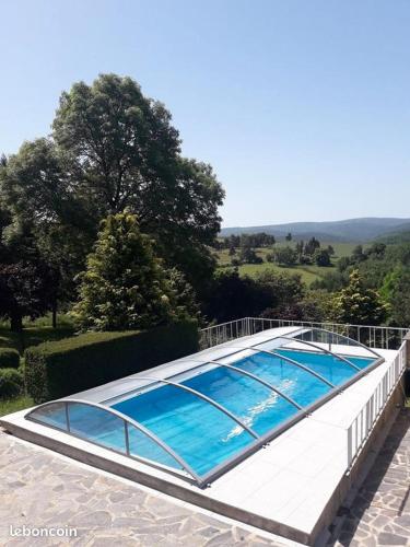 une piscine au sommet d'une maison dans l'établissement Domaine Sainte Germaine 4pers, à Luc