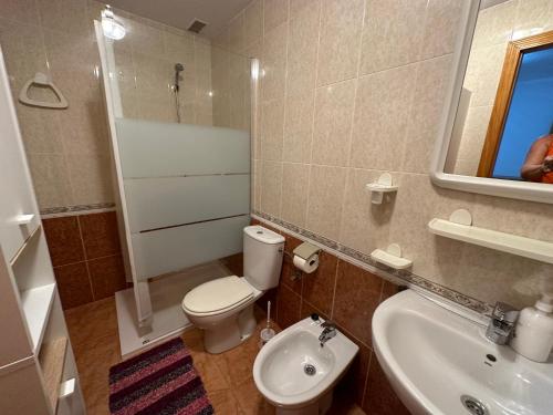 トレビエハにあるBella Antoniaのバスルーム(トイレ、洗面台、鏡付)
