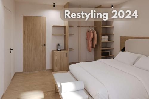 1 dormitorio con cama blanca y armario en Hotel Al Maso, en Riva del Garda