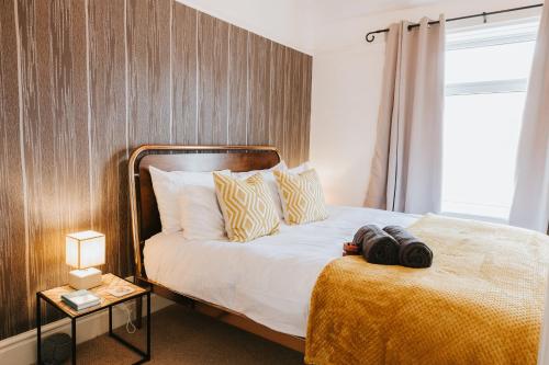 Tempat tidur dalam kamar di 3 Bed - Modern Comfortable Stay - Preston City Centre