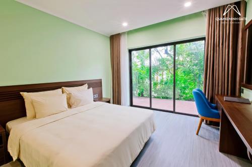 um quarto com uma cama grande e uma janela em Quảng Ninh Gate Hotel & Resort em Bác Mã