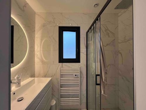 une salle de bain avec un lavabo et une douche en verre dans l'établissement Villa Romy - calme & piscine chauffée, à Sanary-sur-Mer