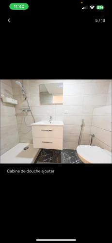 une salle de bain avec un lavabo, des toilettes et une douche dans l'établissement Studio charmant, à Nice