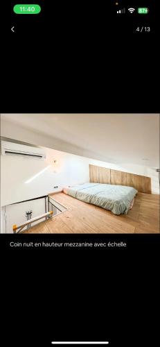 - une chambre avec un lit sur du parquet dans l'établissement Studio charmant, à Nice