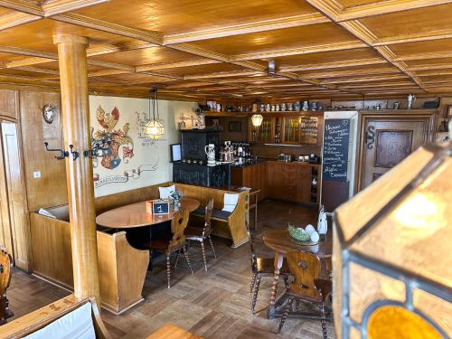 ein Restaurant mit einem Tisch und Stühlen sowie einer Küche in der Unterkunft Gasthof zum Ritter - a cozy historical Landmark in Ulm