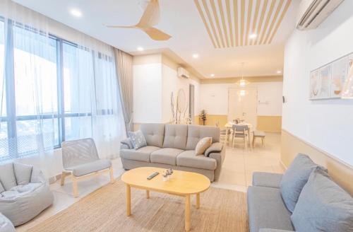 una sala de estar con un sofá y una mesa en KL Gateway Residences, en Kuala Lumpur