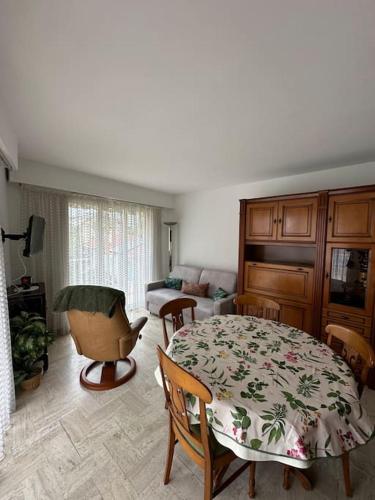 un salon avec une table et un canapé dans l'établissement Appartement le Cannet, au Cannet