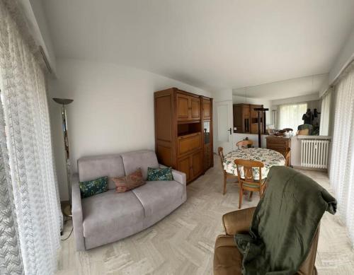 un salon avec un canapé et une table dans l'établissement Appartement le Cannet, au Cannet