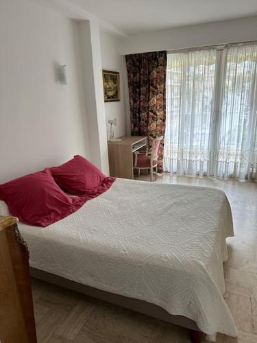 une chambre avec un lit, un bureau et une fenêtre dans l'établissement Appartement le Cannet, au Cannet