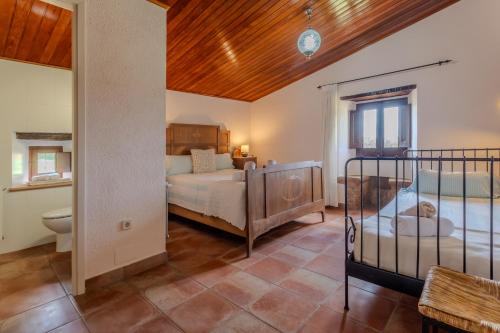 um quarto com 2 camas e uma casa de banho em La Pahissa de Can Abras Casa Rural em Girona