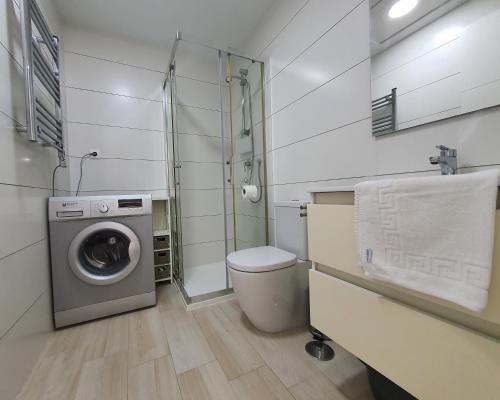 ein Badezimmer mit Toilette und Waschmaschine in der Unterkunft AL048 Pinada Beach IV La Mata in La Mata