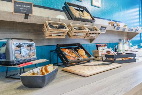 - une boulangerie avec du pain et des viennoiseries sur un comptoir dans l'établissement Appart'City Confort Angers, à Angers