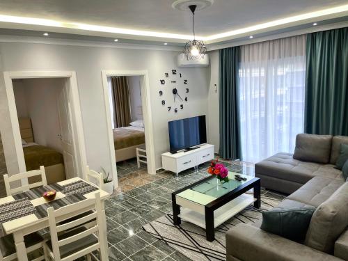 - un salon avec un canapé et une table dans l'établissement Fishta Quality Apartments Q5 36, à Velipojë