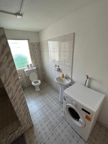 uma casa de banho com um WC e um lavatório em Big & confortable house in Oxford street Barnor em Acra