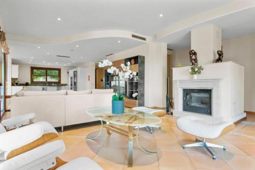 Luxury Villa Robledal By Mabiente - Views of the sea and the golf course