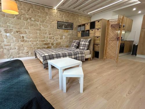 un salon avec un canapé et une table dans l'établissement Loft Saint André, à Paris