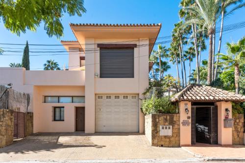 Luxury Villa Robledal By Mabiente - Views of the sea and the golf course