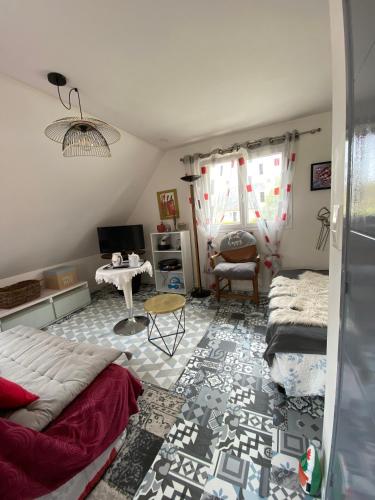 un salon avec un lit et une table dans l'établissement A2 découverte cote de granit rose, à Perros-Guirec