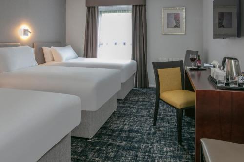 Cette chambre comprend un lit et un bureau. dans l'établissement Best Western Appleby Park Hotel, à Tamworth